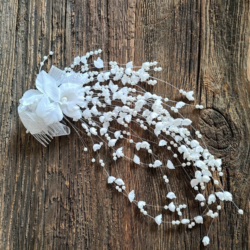 Bridal comb with floral details.